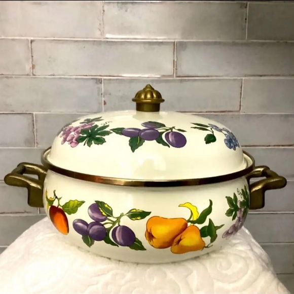 Essence Tabletops Unlimited Large Handled Enamel Pot - Picture 1 of 5